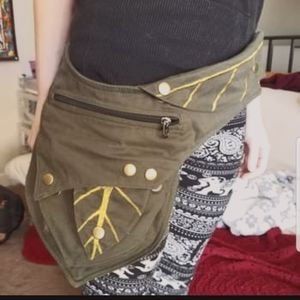 Large leaf belt bag
